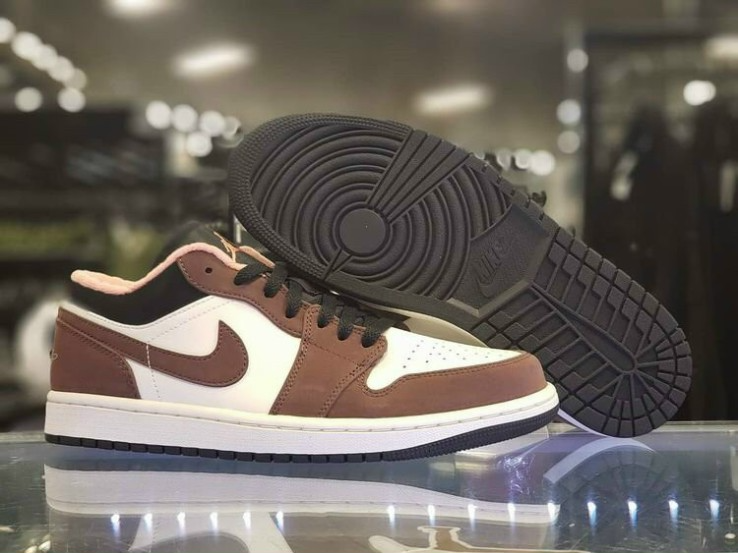 Jordan 1 Low Mocha